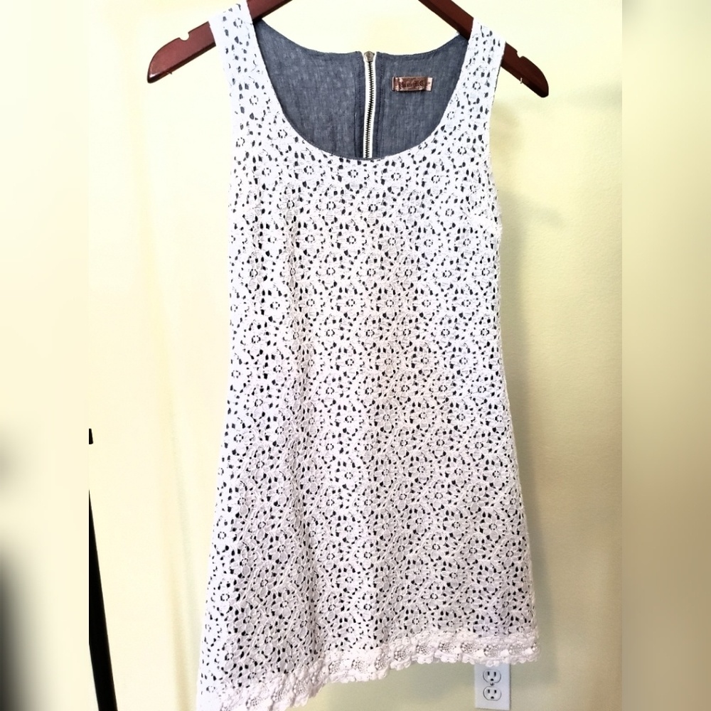 Pauln KC White Floral Lace Sleeveless Dress